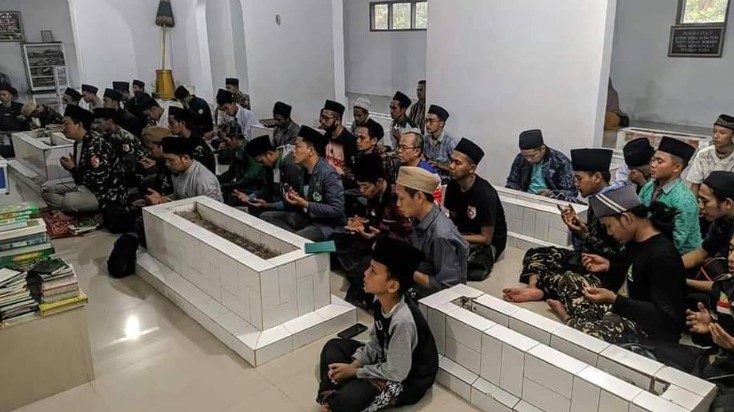 Tokoh Sentral diTasikmalaya Makamnya diZiarahi Ribuan Orang Setiap Hari